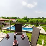 Viktoria Poll&garden View Villa Kaštelir