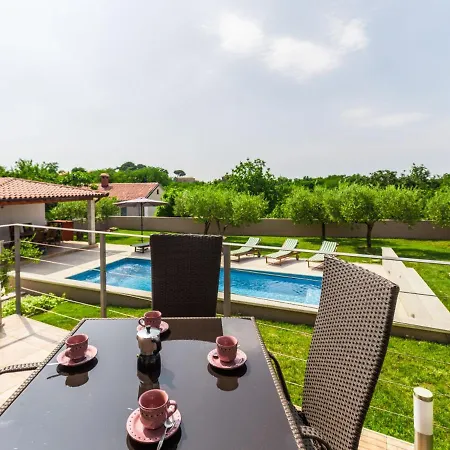 Viktoria Poll&garden View Villa Kaštelir