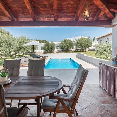 Viktoria Poll&garden View Villa Kaštelir