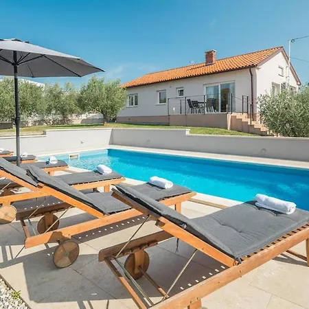 Viktoria Poll&garden View * Kaštelir