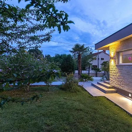 Viktoria Poll&garden View *