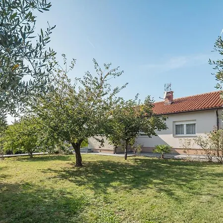Viktoria Poll&garden View Kastelir