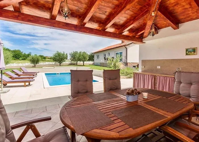 빌라 Viktoria Poll&garden View Kaštelir