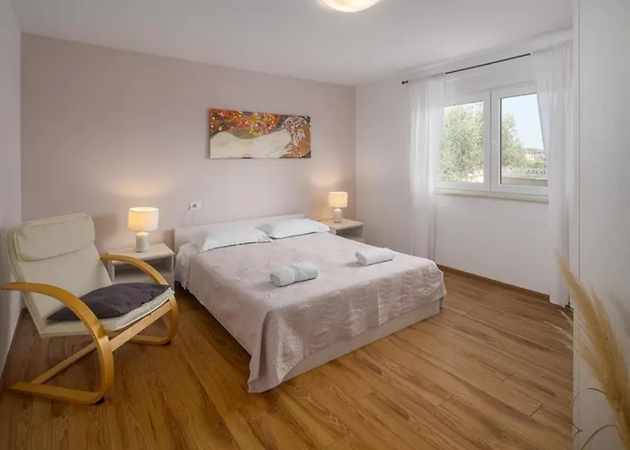 Viktoria Poll&garden View